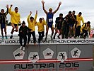 Die Fans neben der Strecke sind begeistert... (Bild öffnet sich in einem neuen Fenster)