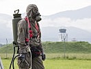 Soldaten der ABC-Abwehr stehen ebenfalls bereit. (Bild öffnet sich in einem neuen Fenster)