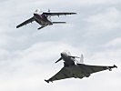 EIn Eurofighter mit einem Alpha Jet beim Vorüben. (Bild öffnet sich in einem neuen Fenster)