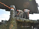 Die Soldaten des Radarbataillons beim Aufbau des Radars. (Bild öffnet sich in einem neuen Fenster)