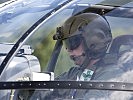 Ein Pilot in einer "Alouette" III. (Bild öffnet sich in einem neuen Fenster)