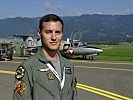 Leutnant Dominik Riedl vor einer Saab 105, auf der er gerade geschult wird. (Bild öffnet sich in einem neuen Fenster)