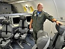 Im Inneren des Flugzeuges sind die 16 Arbeitsplätze in Zellen eingeteilt. (Bild öffnet sich in einem neuen Fenster)