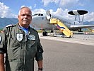 Oberstabsfeldwebel Michael Möller präsentiert die E-3A-Maschine der NATO. (Bild öffnet sich in einem neuen Fenster)