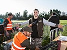 Gut gelaunt: Die Besucher haben kein Problem mit den Kontrollen. (Bild öffnet sich in einem neuen Fenster)