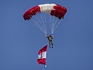Ein Fallschirmspringer des Bundesheeres. (Bild öffnet sich in einem neuen Fenster)