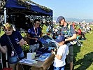 Reger Andrang beim AIRPOWER Merchandising-Verkaufsstand.