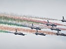 Die italienischen Nationalfarben zeichnen die "Pfeile" in den Himmel. (Bild öffnet sich in einem neuen Fenster)
