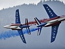 Zwei Maschinen fliegen eng aneinander vorbei. (Bild öffnet sich in einem neuen Fenster)
