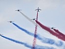 Blau-weiß-rote Streifen am Himmel. (Bild öffnet sich in einem neuen Fenster)