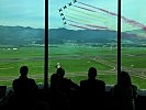 Minister Doskozil, 2. v.r., im Tower. (Bild öffnet sich in einem neuen Fenster)