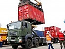 Vom PC bis zum Panzer: Der Zollunteroffizier deklariert Material und Gerät. (Bild öffnet sich in einem neuen Fenster)