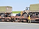 ..beginnen deutsche Soldaten mit dem Entzurren der Fahrzeuge. (Bild öffnet sich in einem neuen Fenster)