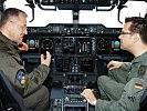 Oberst Lampl, l., im Fachgespräch mit dem Piloten der A400M. (Bild öffnet sich in einem neuen Fenster)