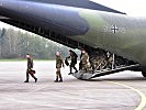 Deutsche Soldaten verlassen eine C-160 "Transall". (Bild öffnet sich in einem neuen Fenster)