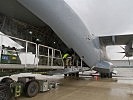 Beladung durch die deutsche Luftumschlagskompanie aus Magdeburg. (Bild öffnet sich in einem neuen Fenster)