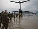 116 deutsche Soldaten auf dem Weg in den Airbus A400M. (Bild öffnet sich in einem neuen Fenster)