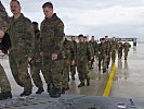 Deutsche Soldaten steigen in Wunstorf ein und fliegen nach Nordholz.