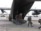 Die Soldaten aus Linz verlassen die C-130 in Nordholz. (Bild öffnet sich in einem neuen Fenster)