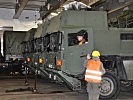 In den Zwischendecks werden gepanzerte LKW abgestellt. (Bild öffnet sich in einem neuen Fenster)