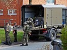 Die Fernmeldekompanie macht sich bereit, die Verbindungen herzustellen. (Bild öffnet sich in einem neuen Fenster)