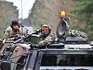 Die deutschen Infanteristen sichern den Konvoi. (Bild öffnet sich in einem neuen Fenster)