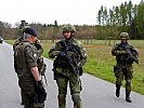 Die Umgebung wird von den Soldaten erkundet. (Bild öffnet sich in einem neuen Fenster)
