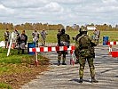 ...der Rebellenführer fordert Maut für das Passieren seiner Straße. (Bild öffnet sich in einem neuen Fenster)