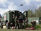 Während der Patient ins Spital geflogen wird, erfolgt das Debriefing. (Bild öffnet sich in einem neuen Fenster)