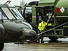 Ein S-70 "Black Hawk" wird ebenfalls betankt. (Bild öffnet sich in einem neuen Fenster)