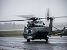 Ein NH90 kurz vor dem Start, im Hintergrund eine A-109. (Bild öffnet sich in einem neuen Fenster)