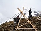 Soldaten der Panzerpionierkompanie Salzburg errichten Sperren im Gebirge. (Bild öffnet sich in einem neuen Fenster)