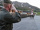 Einmarsch der Insignie der 6. Jägerbrigade vor den angetretenen Soldaten. (Bild öffnet sich in einem neuen Fenster)