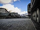 Militärische Fahrzeuge im Hochgebirge. (Bild öffnet sich in einem neuen Fenster)