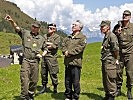 Der Bundespräsidenten wird von Brigadier Peter Grünwald informiert. (Bild öffnet sich in einem neuen Fenster)