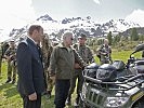 Einweisung durch Gebirgssoldaten in das Sonderfahrzeug "Quad". (Bild öffnet sich in einem neuen Fenster)