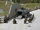 Schweizer Soldaten mit einem Mowag "Piranha"-Schützenpanzer. (Bild öffnet sich in einem neuen Fenster)