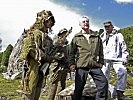 Der Bundespräsident im Gespräch mit den Gebirgsjägern der 6. Jägerbrigade. (Bild öffnet sich in einem neuen Fenster)