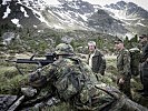 Fischer mit Soldaten der Bundeswehr. (Bild öffnet sich in einem neuen Fenster)