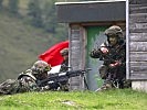Schweizer Soldaten beim Gefechtstraining im Hochgebirge. (Bild öffnet sich in einem neuen Fenster)
