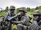 Der Panzerabwehrtrupp in Feuerstellung. (Bild öffnet sich in einem neuen Fenster)