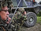 Die Schweizer Infanteristen in Stellung neben ihrem Schützenpanzer. (Bild öffnet sich in einem neuen Fenster)