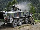Ein Schweizer Schützenpanzer Piranha beim Scharfschießen mit Bordwaffen. (Bild öffnet sich in einem neuen Fenster)