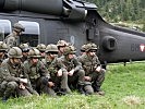 Eine verstärkte Gruppe Gebirgsjäger bei der Anlandung mit einem S-70. (Bild öffnet sich in einem neuen Fenster)