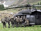 Gebirgsjäger des Jägerbataillons 24 beim Einsteigen in einen "Black Hawk". (Bild öffnet sich in einem neuen Fenster)