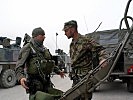 Einweisung eines Schweizer Soldaten in die Berge- und Rettungstrage UT2000. (Bild öffnet sich in einem neuen Fenster)
