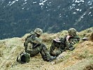 Handhabung der Funkgeräte und Herstellung der Verbindung im Gebirge. (Bild öffnet sich in einem neuen Fenster)