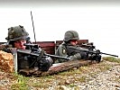 Zwei Gebirgsjäger in einer befestigten Verteidigungsstellung im Gebirge. (Bild öffnet sich in einem neuen Fenster)
