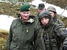 Hauptmann Alge weist den Kommandanten der Streitkräfte in die Übung ein.