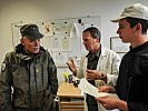Oberst Zagajsek im Gespräch mit dem Kochstellenleiter und einem Feldkoch. (Bild öffnet sich in einem neuen Fenster)